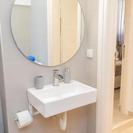 Helen Luxury Happy House Apartment